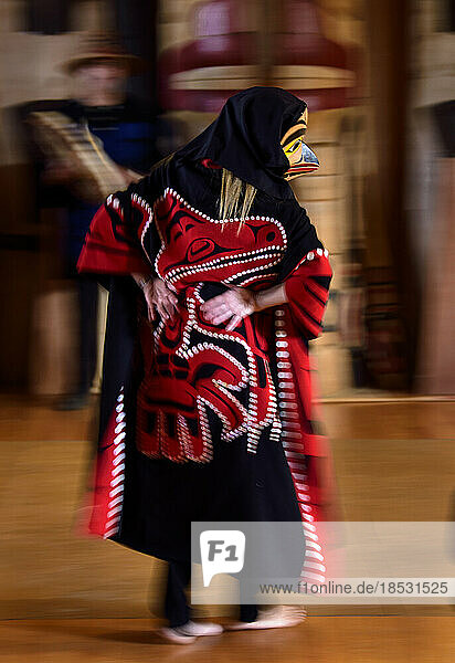 Als Totemgeist verkleidete Tänzerin beim traditionellen Haida-Tanz in Old Massett  einer Haida-Gemeinde auf Graham Island; Graham Island  Haida Gwaii  British Columbia  Kanada