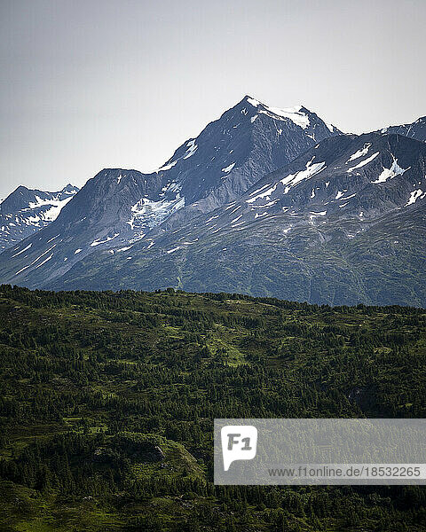 Blick auf die majestätischen Kenai Mountains  die sich über den Chugach National Forest am Lost Lake erheben; Seward  Alaska  Vereinigte Staaten von Amerika