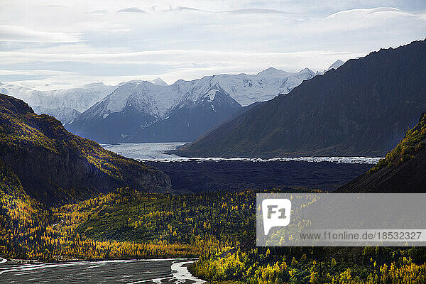 Herbstansicht des Matanuska-Gletschers  eines Gebirgsgletschers in Alaska  der sich in einem 27 Meilen langen Tal bildet und von dort in den Matanuska-Fluss mündet; Alaska  Vereinigte Staaten von Amerika