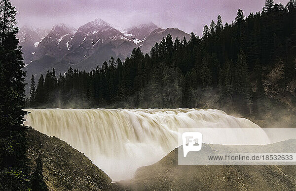 Donnernder Wasserfall am Kicking Horse River im Yoho-Nationalpark  BC  Kanada; British Columbia  Kanada