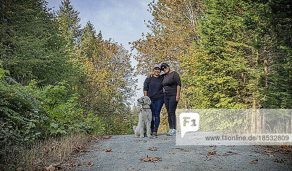Porträt von zwei Frauen mit einem Hund in einem Park; Vancouver Island  British Columbia  Kanada