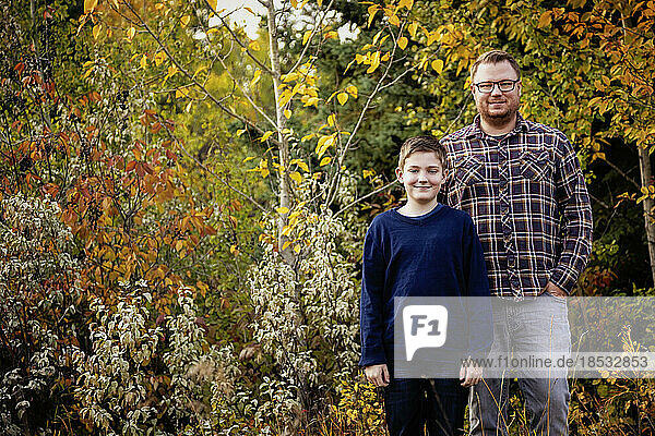 Porträt eines Vaters mit seinem Sohn im Freien in einer Parkanlage im Herbst; Edmonton  Alberta  Kanada