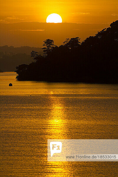 Goldener Sonnenaufgang über der Barro-Colorado-Insel im Gatun-See des Panamakanals; Panama