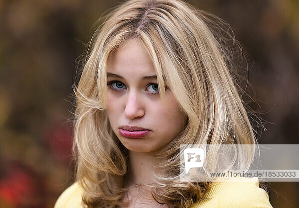 Porträt eines hübschen jungen Mädchens im Teenageralter mit gerunzelter Stirn; St. Albert  Alberta  Kanada