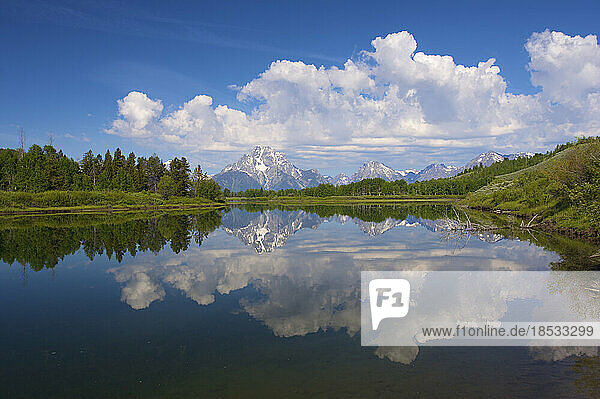 Grand Teton National Park  von der Oxbow Bend aus gesehen  mit den Rocky Mountains  die sich im ruhigen Wasser spiegeln; Wyoming  Vereinigte Staaten von Amerika