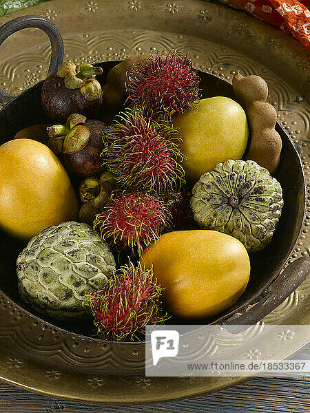 Verschiedene exotische Früchte auf einem Metalltablett; Studio