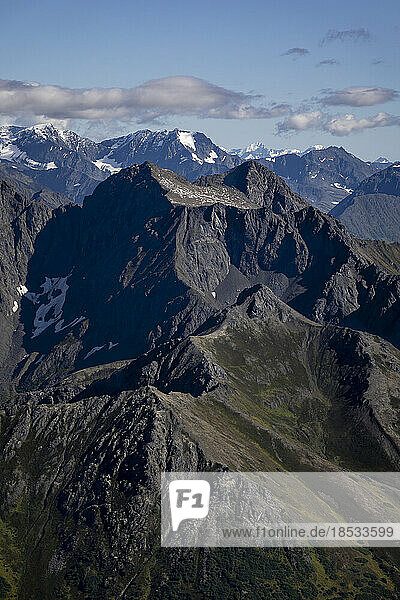 Luftaufnahme der majestätischen Berggipfel der Chugach Mountain Range mit dem schneebedeckten Bergrücken in der Ferne gegen einen blauen Himmel im Chugach State Park entlang des Williwaw Lakes Trail im Herbst; Anchorage  Alaska  Vereinigte Staaten von Amerika