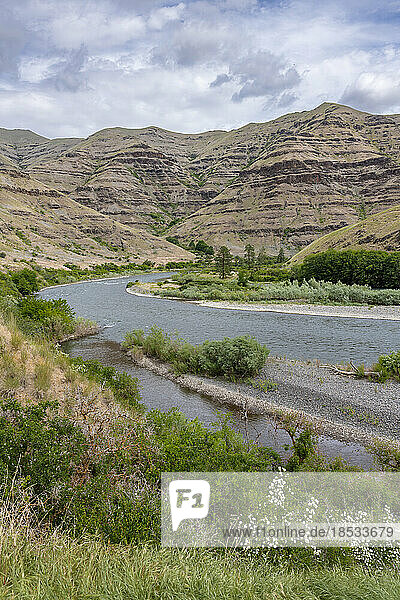 Kiesbänke des wilden Snake River und die freiliegenden geologischen und erodierenden Klippen von der Washingtoner Seite aus gesehen mit Blick auf die Idahoer Seite; Asotin  Washington  Vereinigte Staaten von Amerika