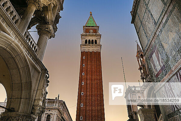 Blick auf den Campanile di San Marco und den Dogenpalast auf dem Markusplatz in der Dämmerung; Venetien  Venedig  Italien