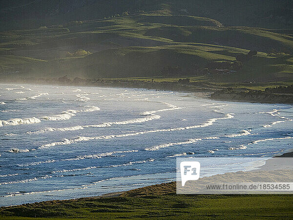 Die Wellen des Pazifischen Ozeans kommen in der Nähe von Katiki Point an Land; Moeraki  Südinsel  Neuseeland