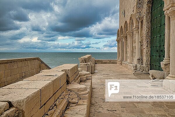 Eingang zur Kathedrale San Nicola Pellegrino  Meereskathedrale von Trani  Trani  Apulien  Süditalien  Italien  Europa