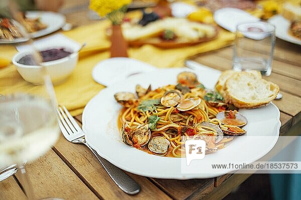 Meeresfrüchte Spaghetti mit Muscheln  Garnelen  Tintenfische auf Tisch Hintergrund. Italienisch mediterranes Essen Konzept