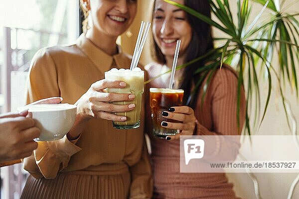 Glückliche junge Freundinnen machen Kaffeepause und entspannen sich in einem Café. Freundschaft Konzept