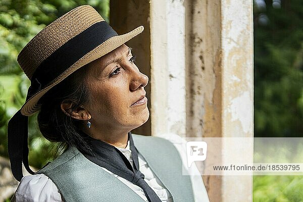 Profilporträt einer traditionell gekleideten Latina  Blick zur Seite