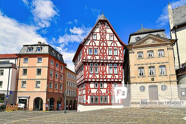 Alte Gebäude in traditioneller Fachwerkbauweise am Stadtplatz in der historischen Innenstadt von Aschaffenburg  Aschaffenburg  Deutschland  Europa