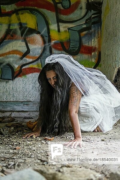Verwirrte Braut an verlassenem Ort. Inspiriert von der traditionellen amerikanischen Legende von la llorona (der weinenden Frau)