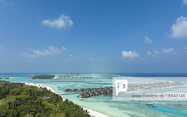Luftaufnahme  Lankanfushi  Paradiesinsel mit Wasserbungalows  Nord Male Atoll  Indischer Ozean  Malediven  Asien