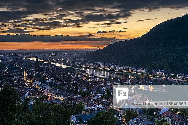 Die Stadt Heidelberg nach Sonnenuntergang  die Altstadt  der Fluss Neckar mit der Alten Brücke (Karl-Theodor-Brücke)  rechts der Heiligenberg. Baden-Württemberg  Deutschland  Europa