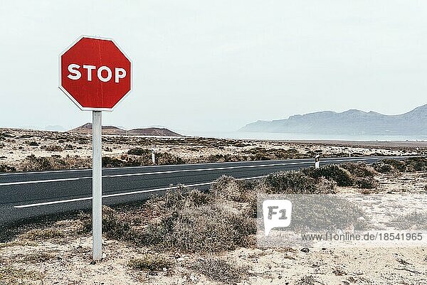 Stoppschild am Straßenrand in einer trockenen Landschaft auf Lanzarote  Kanarische Inseln
