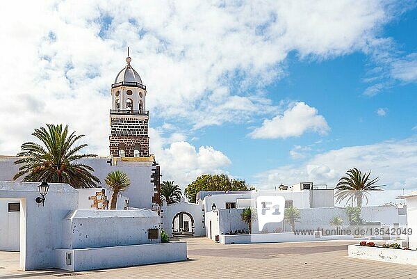 Kirche Nuestra Senora de Guadalupe in Teguise  der alten Hauptstadt von Lanzarote  Kanarische Inseln  gegen einen schönen blaün Himmel an einem sonnigen Tag