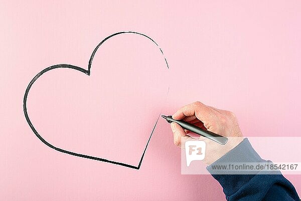 Handzeichnung Herzform mit Filzstift auf rosa Hintergrund  Liebe und Zuneigung Konzept