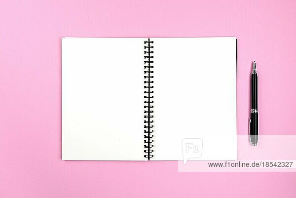 Leere Seiten von offenen Spirale Notizblock und Bleistift auf rosa Hintergrund