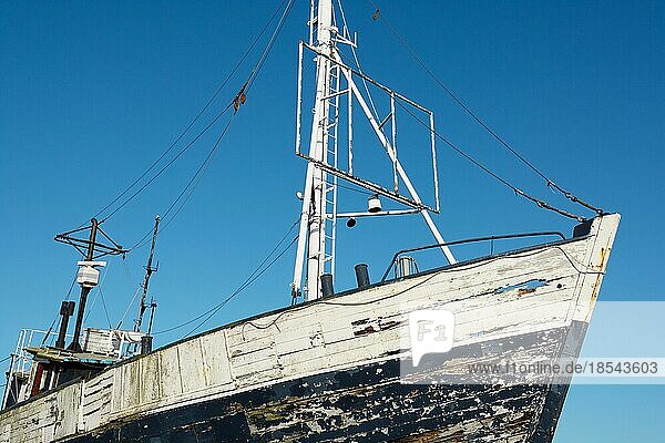 Ein altes verlassenes Fischerboot. Ein altes verlassenes Fischerboot an Land