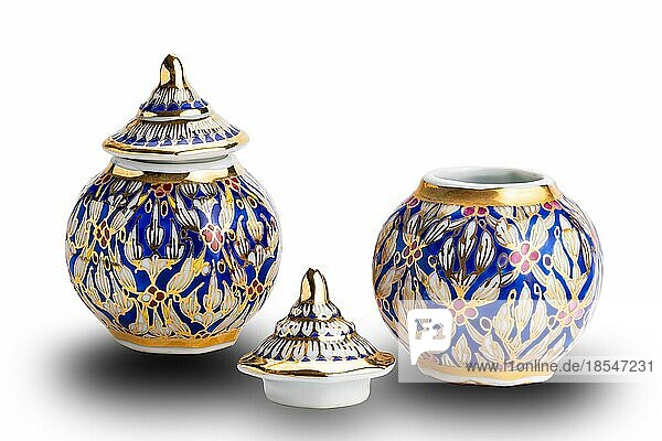 Thai traditionellen Porzellan-Souvenir  Benjarong  es Design als Möbel mit fünf Farben. Bunte Keramik vor weißem Hintergrund mit Clipping-Pfad
