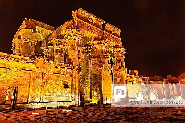 Eingang zum Tempel von Sobek und Horus in Kom Ombo bei Nacht. Der Tempel ist dem krokodilköpfigen Gott Sobek und dem falkenköpfigen Gott Horus dem Älteren gewidmet