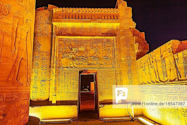 Relief und Hieroglyphe an der Wand des Tempels von Sobek und Horus in der Nacht in Kom Ombo  Gouvernement Assuan  Oberägypten