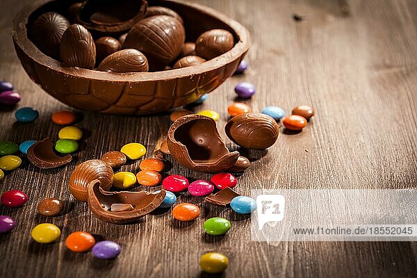 Verschiedene Schokoladeneier für Ostern auf hölzernem Hintergrund