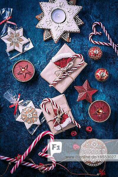 Handgefertigte verpackte Weihnachtsgeschenkboxen mit Dekorationen und Lebkuchengebäck