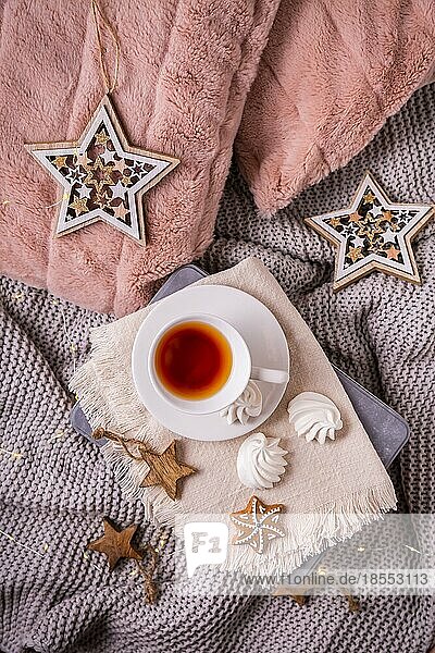 Gemütliches Zuhause und Hygge Konzept mit Tasse Tee und Weihnachtsgebäck  warme Decke