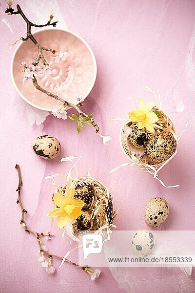 Ostereier auf mit Kirschzweig in rosa Ton. Osterdekoration im Vintagestil
