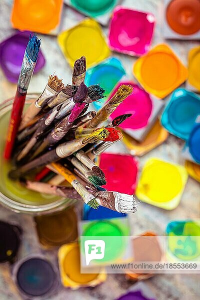 Set mit bunten Aquarellfarben und Pinseln für die Malerei aus nächster Nähe. Selektiver Fokus