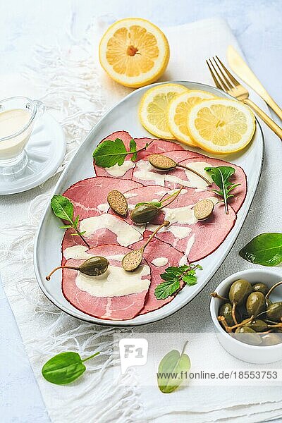 Vitello tonnato italienische Küche  Kalbsgeschnetzeltes mit Thunfischsauce als Antipasto mit Kapern