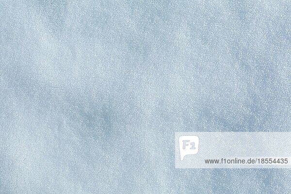 Schöner Winterhintergrund mit verschneitem Boden. Natürliche Schnee Textur