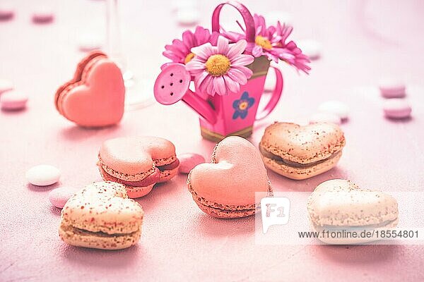 Happy Mothers Day süße Macarons mit Blumen in rosa Ton in rosa Ton