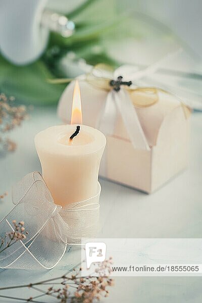Erste heilige Kommunion oder Firmung Kerze mit Blumen und kleinem Geschenk