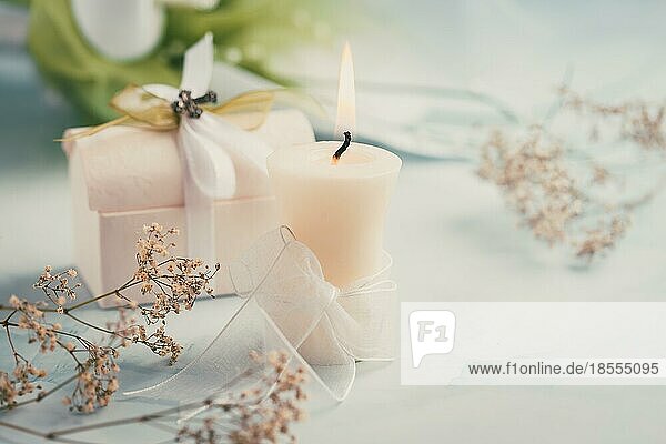 Erste heilige Kommunion oder Firmung Kerze mit Blumen und kleinem Geschenk