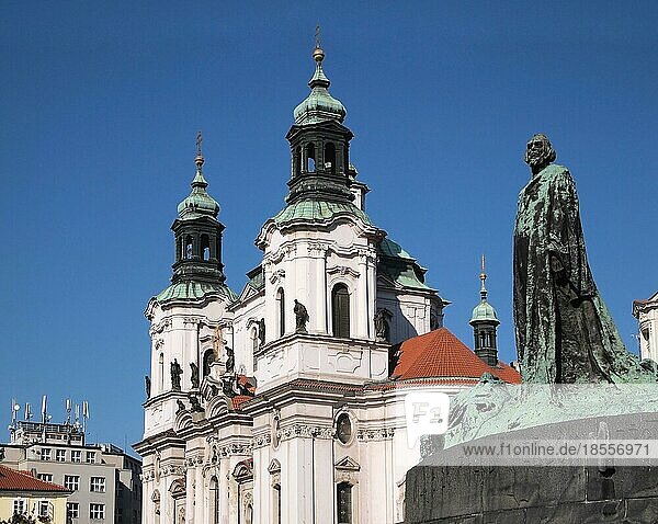 Prager Altstadt: Nikolauskirche und Jan Hus Denkmal