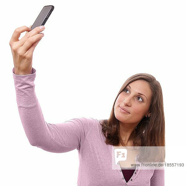 Junge Frau  die ein Selbstporträt mit ihrem Smartphone aufnimmt