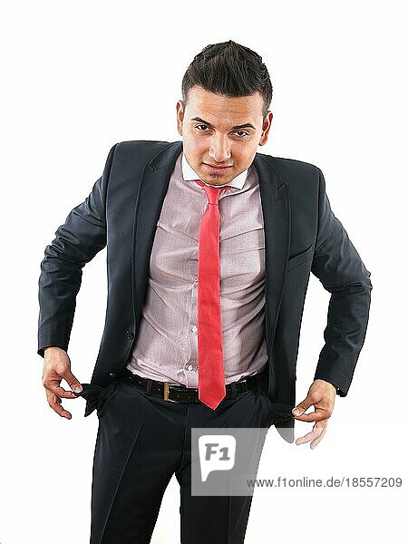 Junger Mann in Anzug und Krawatte zeigt seine leeren Taschen
