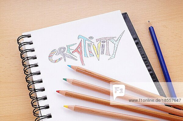 Schreibblock mit dem Wort Kreativität  gezeichnet mit Buntstiften