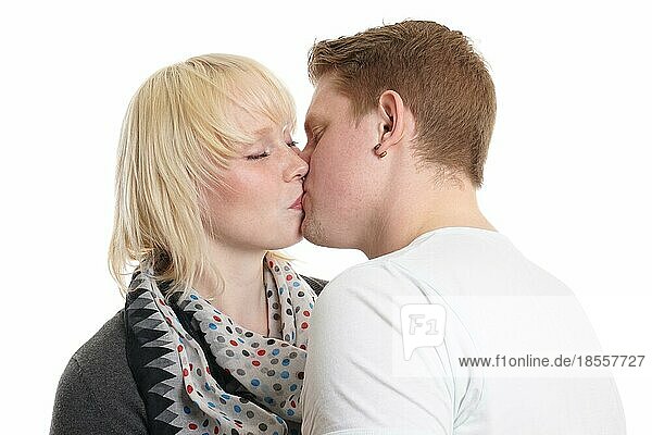 Junges umwerbendes Paar küssend oder rummachend