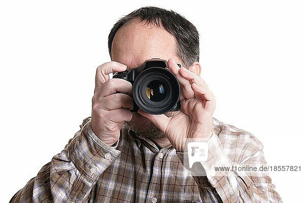 Männlicher Fotograf  der mit einer Spiegelreflexkamera fotografiert