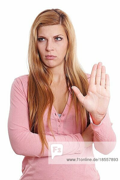 Eine verärgerte junge Frau  die mit ihrer Hand eine Stop-Geste macht