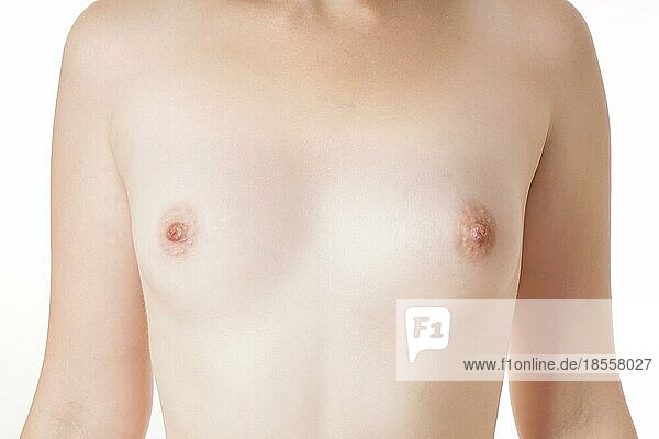 Nackte weibliche Brüste mit Körbchengröße AA