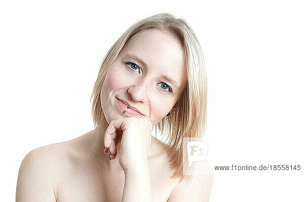 Porträt einer blauäugigen blonden jungen Frau mit blasser Haut aus Deutschland vor weißem Hintergrund
