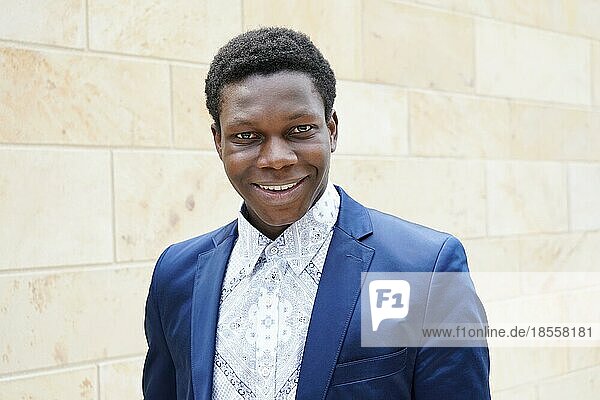 Glücklicher junger Mann afrikanischer Abstammung lächelnd